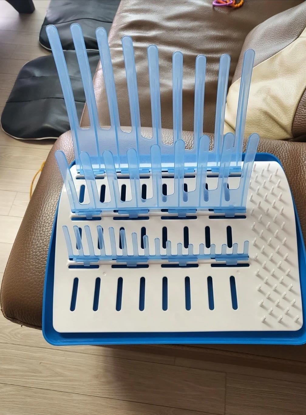 씻은 부품이 다음 사용 전까지 남는 과정을 보여주는 장면