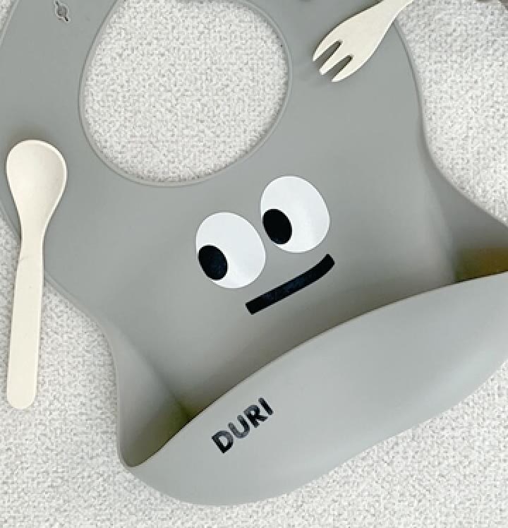 세척 뒤 물기를 빼며 건조하는 턱받이