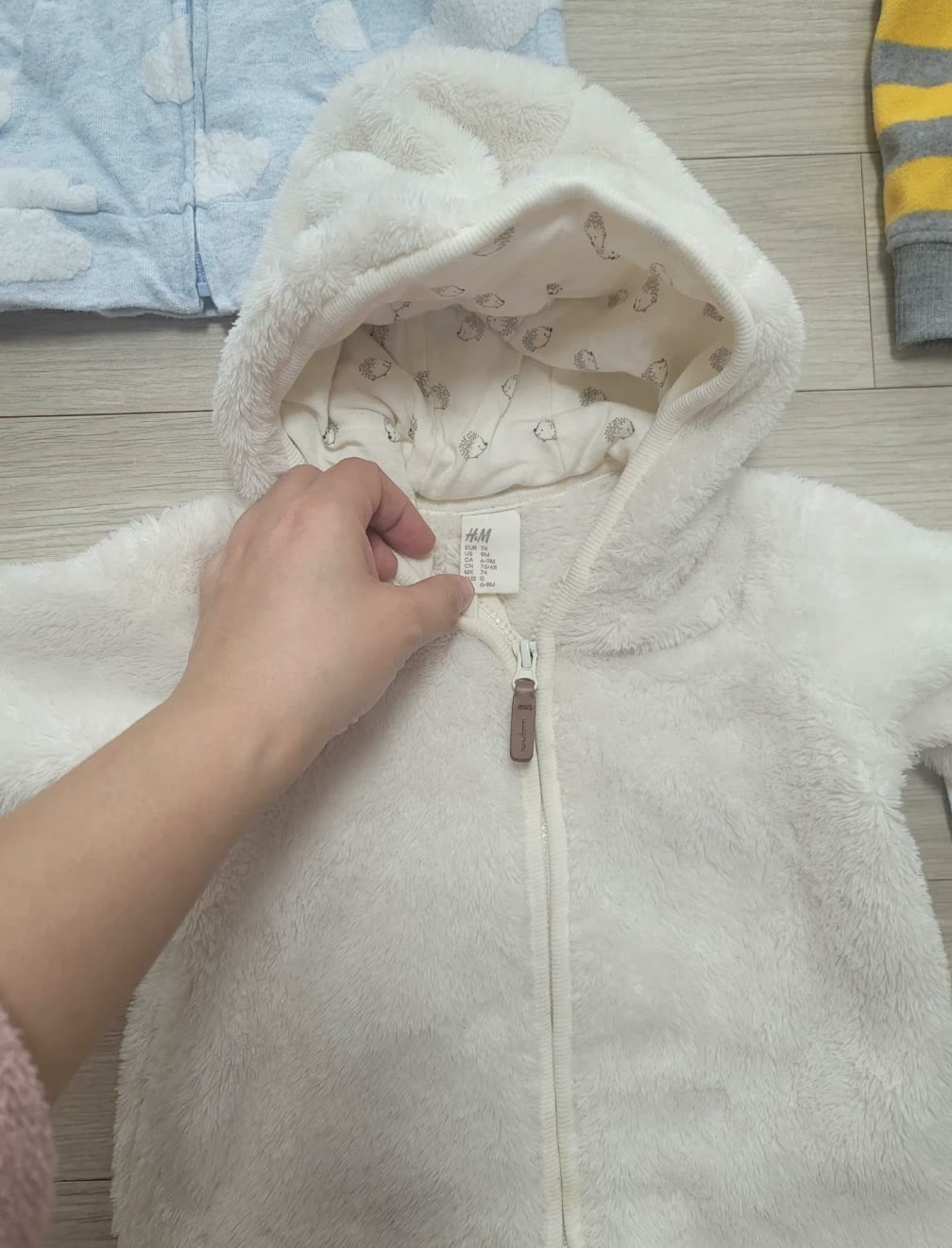 판매 사진에서 좌석 라벨 사진 유무를 확인하는 모습